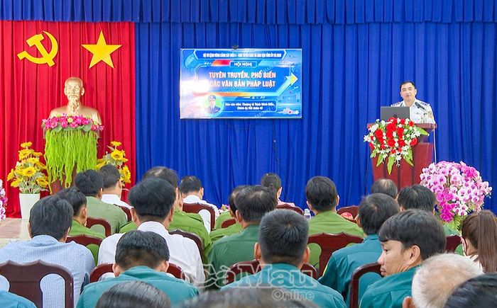 Gần 200 đại biểu là cán bộ, đảng viên, đoàn viên, hội viên và bà con ngư dân phường Hiệp Thành dự hội nghị tuyên truyền, phổ biến pháp luật.