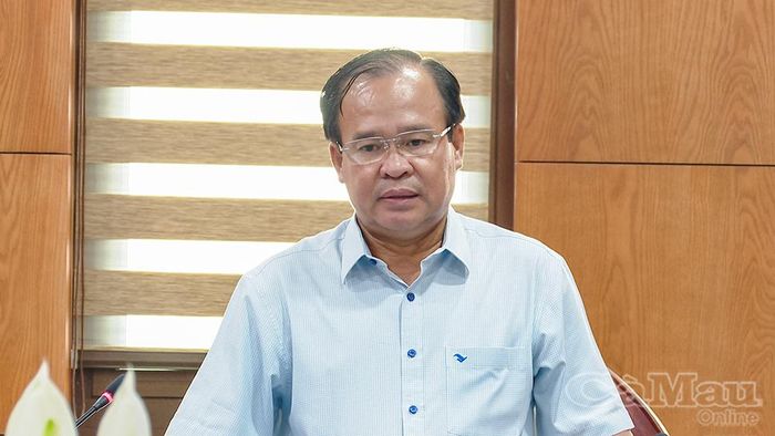 Phó Chủ tịch UBND tỉnh Nguyễn Minh Luân yêu cầu ngành Y tế rà soát nhân lực và trang thiết bị y tế.
