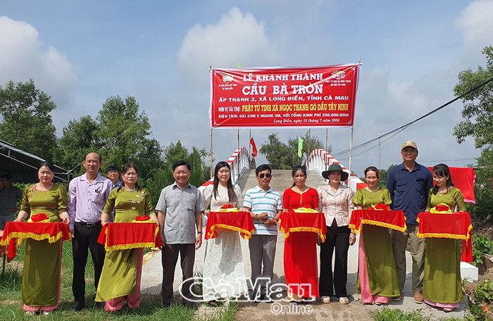 Đại diện chính quyền địa phương và nhà tài trợ cắt băng khánh thành cầu Bà Tròn.