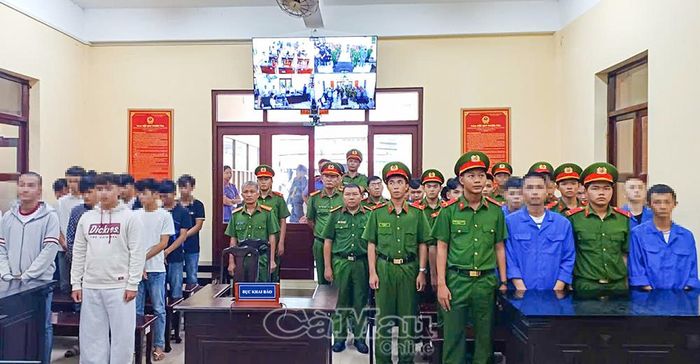 Các bị cáo nghe Hội đồng xét xử tuyên án.