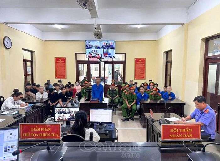Các bị cáo tại phiên tòa.
