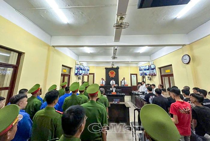 Hội đồng xét xử công bố quyết định đưa vụ án ra xét xử sơ thẩm.