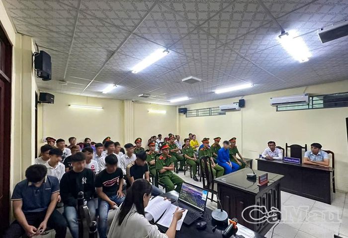  Để bảo đảm an ninh, trật tự, phiên tòa được bố trí thành hai khu vực và kết nối trực tuyến với phòng xử án chính.