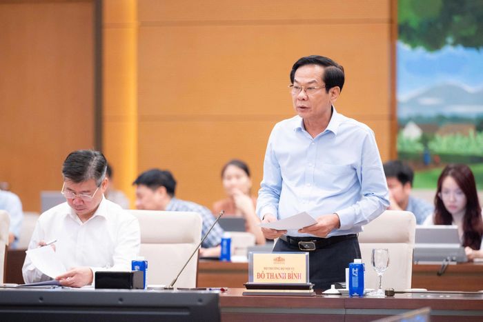 Bộ trưởng Bộ Nội vụ Đỗ Thanh Bình trinh bày Tờ trình Dự án Luật. Ảnh: VPQH
