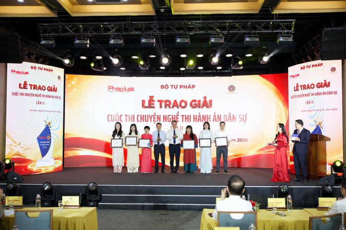 Thứ trưởng Bộ Tư pháp Nguyễn Thanh Ngọc trao giải A cho các tác giả. Ảnh: BTC