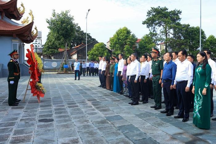 Thủ tướng Chính phủ và Đoàn công tác dâng hoa tại Nghĩa trang Liệt sĩ Lạng Sơn. Ảnh: chinhphu.vn