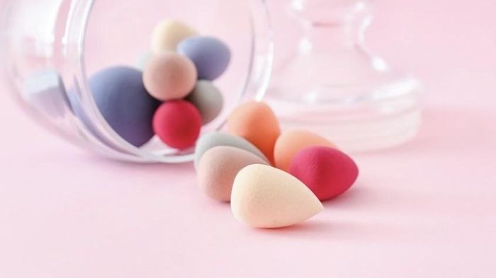Nên giặt mút trang điểm thường xuyên và thay mới sau khoảng 1 - 3 tháng sử dụng. Ảnh minh họa