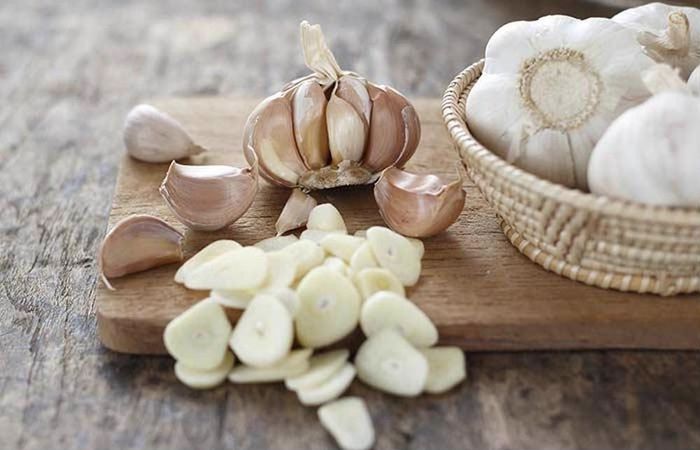 Dùng tỏi để xua muỗi. Ảnh minh họa.