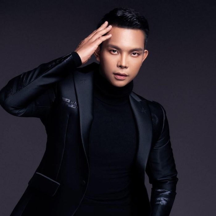 Nhà thiết kế Đỗ Long (tên đầy đủ Đỗ Thành Long, sinh năm 1984, quê Bình Dương) là một trong những gương mặt có sức ảnh hưởng của làng thời trang Việt Nam. Ảnh FBNV