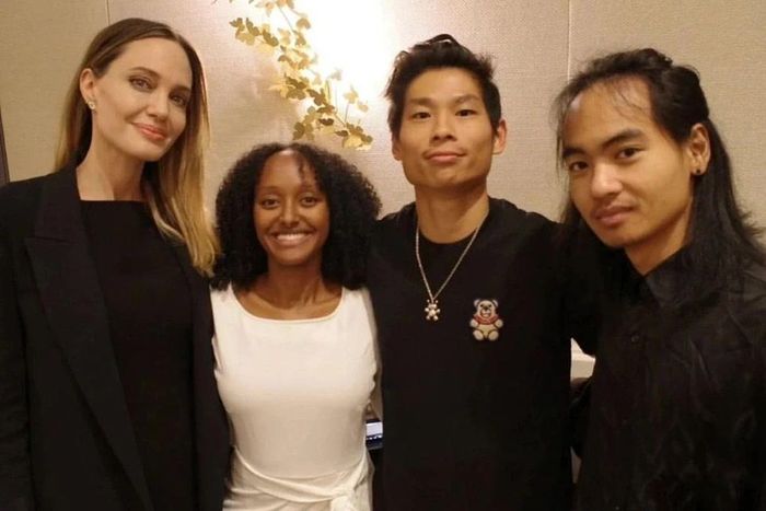 Zahara (thứ 2 từ trái sang) và Maddox (ngoài cùng bên phải) từ bỏ họ "Pitt". Ảnh: @Angelinajolie__fp.
