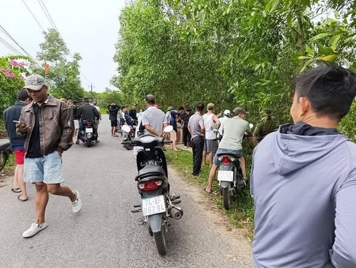 Người dân tập trung tại hiện trường nơi phát hiện thi thể. Ảnh: Quảng Trị 24h.