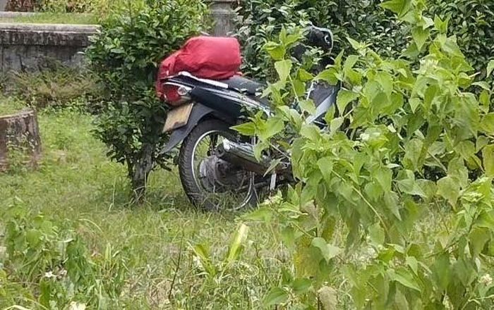 Chiếc xe mô tô cách hiện trường phát hiện thi thể nam giới khoảng 1km. Ảnh: UBND xã Nam Hải Lăng.