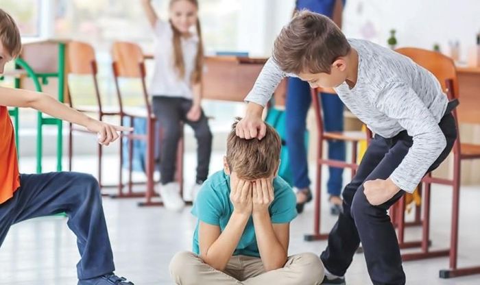 Cha mẹ và giáo viên cần lưu ý giáo dục con trẻ tránh sử dụng hành vi bạo lực. Ảnh minh họa.