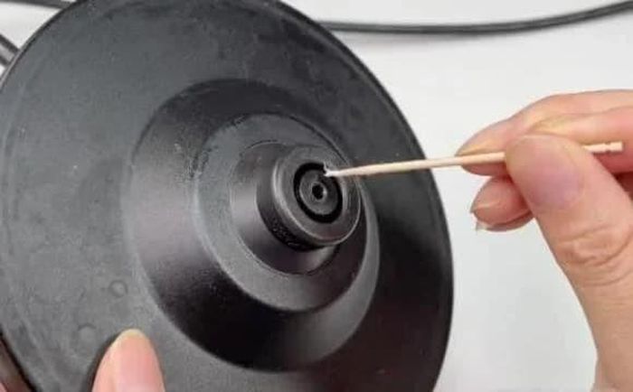 Sau khi lau sạch các khe rãnh, bạn sẽ thấy chiếc tăm mini từ trắng tinh chuyển sang “đen kịt” do bụi bẩn bám ra từ các miếng kim loại ở phần đế. Ảnh minh họa.