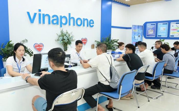 Vinaphone hỗ trợ khách xác thực thông tin thuê bao di động. Ảnh: VGP