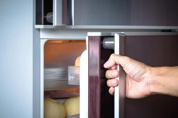 Vào mùa hè, tủ lạnh phải hoạt động liên tục để duy trì mức nhiệt cần thiết nhằm bảo quản thực phẩm