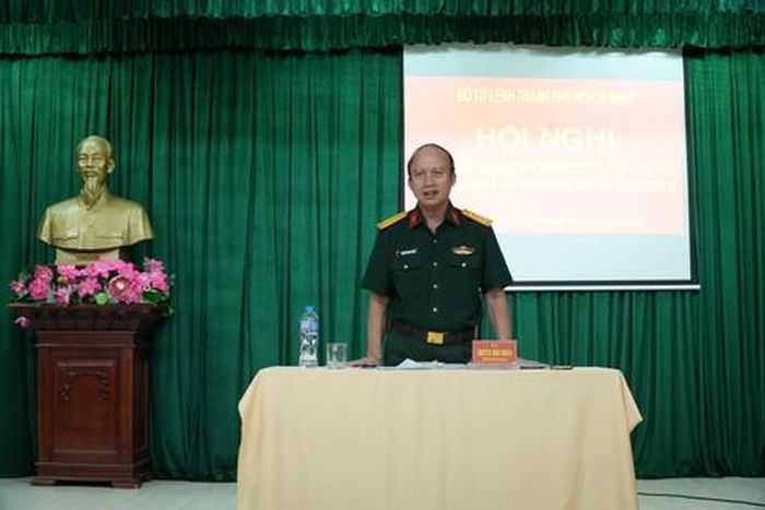 Đại tá Nguyễn Đình Chuẩn trao đổi với cán bộ, chiến sĩ các đội K trực tiếp thực hiện nhiệm vụ