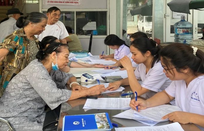 Người dân trên địa bàn phường Hoàng Mai được chủ động theo dõi và tầm soát bệnh tật từ sớm. Ảnh minh họa.