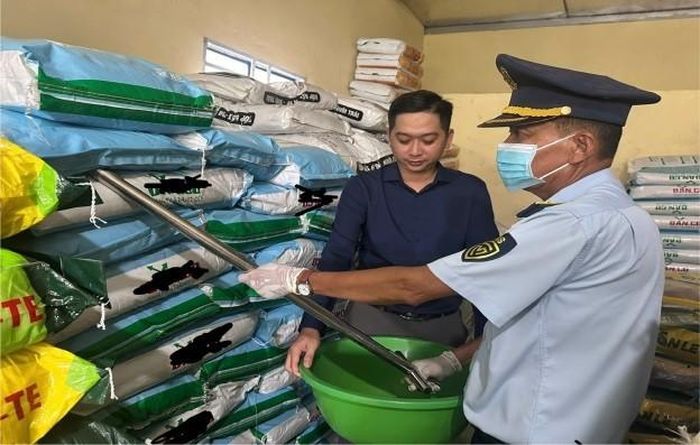  Đoàn kiểm tra tiến hành lấy mẫu phân bón tại cơ sở kinh doanh để đánh giá chất lượng. Ảnh: QLTT Đồng Tháp. 