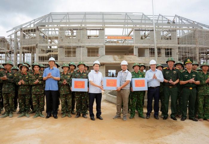 Phó Thủ tướng Chính phủ Lê Tiến Châu tặng quà động viên lực lượng thi công tại công trình