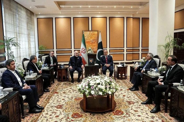 Thủ tướng Pakistan Shehbaz Sharif tiếp Chủ tịch Quốc hội Iran Mohammad Bagher Ghalibaf tại Islamabad để tham gia cuộc đàm phán với Mỹ hôm 11/4. (Ảnh: Reuters)