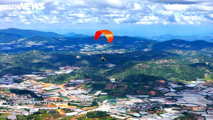 Cơ quan chức năng tỉnh Lâm Đồng đã cho phép tổ chức hoạt động bay thể thao trên đỉnh núi LangBiang. Đường bay được các hướng dẫn viên mô tả khá ngắn gọn: cất cánh trên đỉnh (LangBiang), hạ cánh nơi cây thông cô đơn.