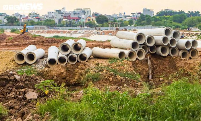 Ngoài phần đào hồ và hệ thống mương, công trình còn bao gồm nhiều hạng mục hạ tầng kỹ thuật như kè hồ, hệ thống thoát nước, các cống giao cắt, van điều tiết, đường dạo, cây xanh và hệ thống chiếu sáng. Các hạng mục được triển khai đồng bộ nhằm vừa đáp ứng yêu cầu tiêu thoát nước, vừa tạo không gian hạ tầng cảnh quan sau khi dự án hoàn thành.