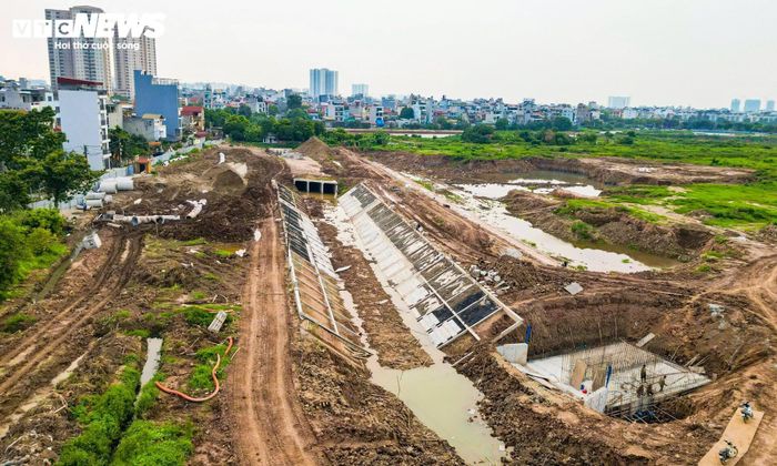 Bên cạnh đó, các đơn vị thi công cũng đồng thời xây dựng tuyến mương Việt Hưng - Cầu Bây cùng hệ thống mương bao quanh hồ.