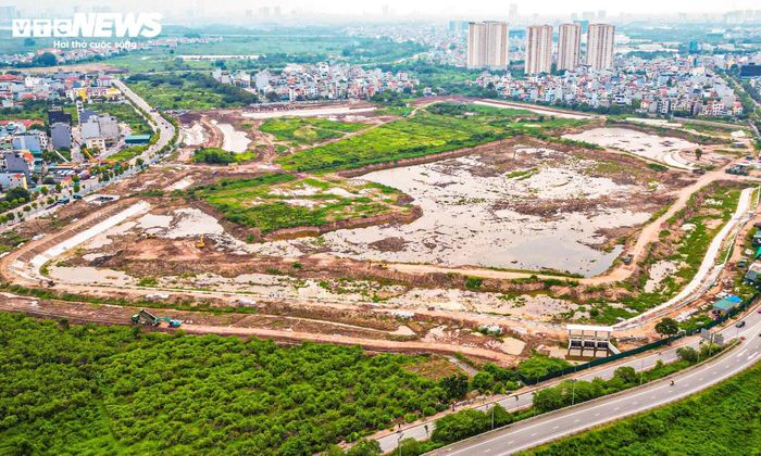 Sau gần 1 năm triển khai, dự án xây dựng tuyến mương Việt Hưng - Cầu Bây và hồ điều hòa Cự Khối tại phường Long Biên đang dần hiện rõ hình hài. Với quy mô mặt nước hơn 30 ha và tổng vốn đầu tư gần 1.000 tỷ đồng, công trình được kỳ vọng sẽ góp phần nâng cao năng lực tiêu thoát nước, giảm ngập cho khu vực phía Đông Hà Nội khi hoàn thành.