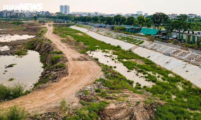 Theo thiết kế, hệ thống mương có bề rộng từ 19,5 m đến 30 m, tổng chiều dài khoảng 2.622,3 m. Khi hoàn thành, các hạng mục này sẽ kết nối đồng bộ với hồ điều hòa, góp phần thu gom, điều tiết và tiêu thoát nước cho khu vực.
