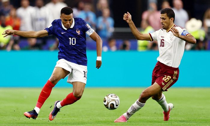 Rodri không cần bám sát Mbappe hay bất cứ cầu thủ nào khác của đội tuyển Pháp, nhưng vẫn là chìa khóa phong tỏa mọi hướng tấn công. (Ảnh: Reuters)