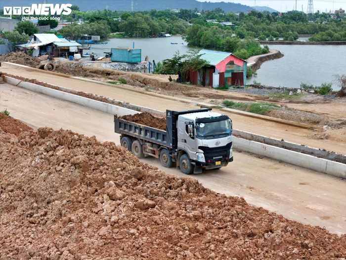 Bên cạnh đó, tuyến đi qua khu vực nền đất yếu, địa chất phức tạp và thường xuyên chịu ảnh hưởng của thời tiết. Trong mùa mưa kéo dài, việc thi công nền đường, móng cầu và mặt đường gặp nhiều trở ngại, ảnh hưởng đến tiến độ cũng như chất lượng kỹ thuật.
