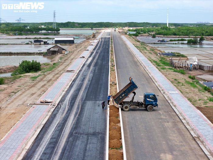Về công tác giải phóng mặt bằng, dự án thu hồi khoảng 35,77 ha đất. Đến nay, cơ quan chức năng đã ban hành quyết định bồi thường và chi trả cho 216 hộ dân, tổ chức. Tuy nhiên, hiện vẫn còn 3 hộ dân chưa được phê duyệt phương án bồi thường.