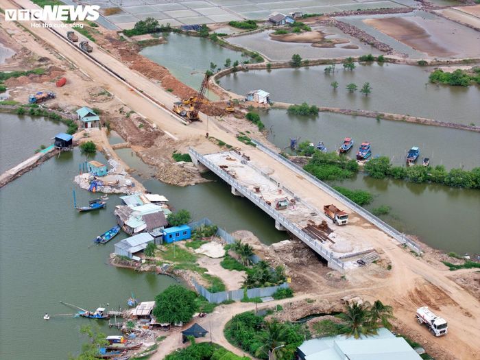 Mặc dù được khởi công từ nhiều năm trước, dự án vẫn chưa thể hoàn thành do gặp nhiều khó khăn trong quá trình triển khai. Một trong những nguyên nhân chính là tình trạng thiếu cát san lấp và đá xây dựng, khiến nhiều hạng mục không thể thi công theo kế hoạch.