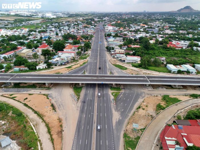 Trong khi đó, cầu vượt Quốc lộ 51 đã đạt khoảng 99%, hoàn thành thảm bê tông nhựa mặt cầu, lắp đặt khe co giãn và lan can. Cầu Rạch Tre đạt khoảng 85% khối lượng. Giá trị sản lượng của gói thầu đạt khoảng 588,24/709,4 tỷ đồng, tương đương khoảng 83%. Theo chủ đầu tư, lũy kế giá trị thực hiện toàn dự án đến nay đạt khoảng 2.161/2.323 tỷ đồng, tương đương khoảng 93% giá trị xây lắp.