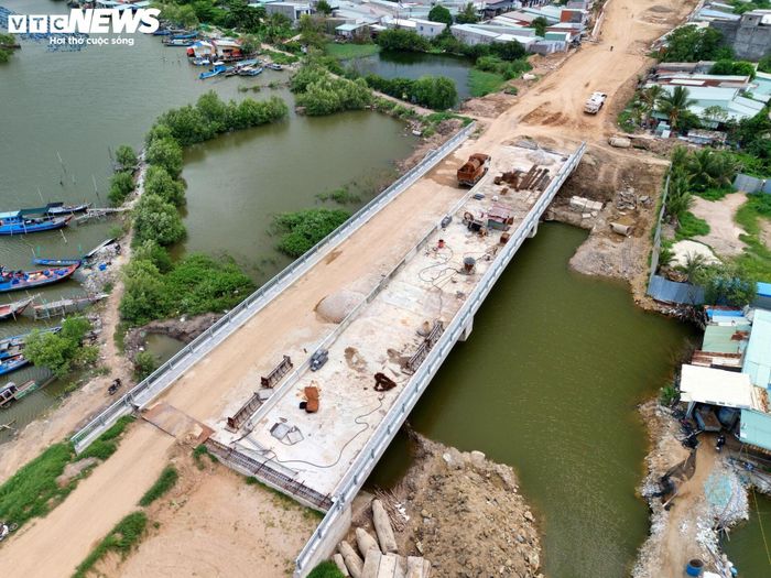 Đối với gói thầu số 37, từ đầu tuyến đến cầu Mỏ Nhát, phần đường đạt trên 70% khối lượng hợp đồng. Nhà thầu đã hoàn thành nền đường, xử lý nền đất yếu, thi công cấp phối đá dăm và đang triển khai các lớp móng gia cố xi măng. Khối lượng bê tông nhựa đã hoàn thành khoảng 0,9/4,7 km.