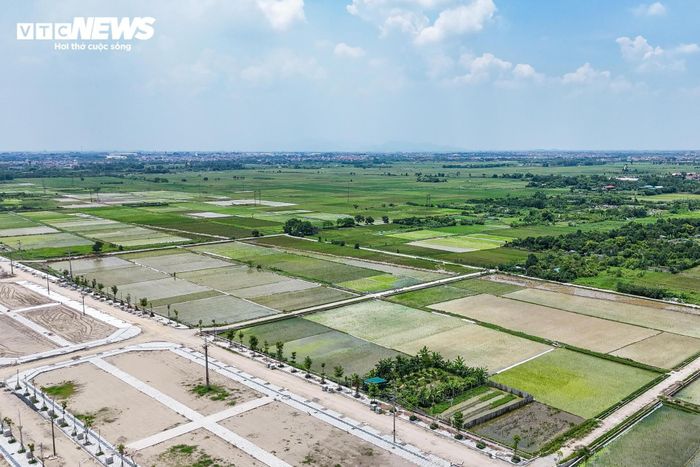Trong đó, xã Thư Lâm có diện tích tự nhiên 43,84 km², dân số khoảng 102.800 người. Thu nhập bình quân đầu người năm 2025 đạt gần 88 triệu đồng.