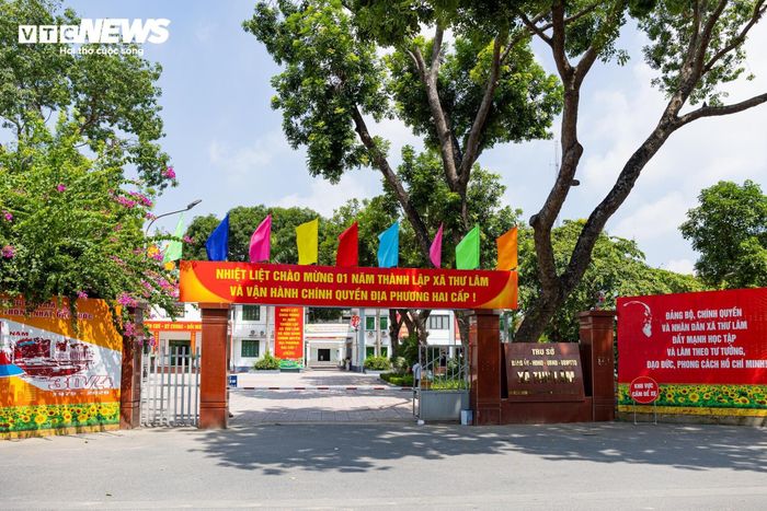 Địa phương hiện còn khoảng 1.276 ha đất đang được đầu tư phát triển cùng hơn 600 ha quỹ đất chưa triển khai dự án, chủ yếu là đất cây xanh và mặt nước. Đây được xem là lợi thế quan trọng để Thư Lâm có thêm không gian bố trí hạ tầng kỹ thuật, hạ tầng xã hội và các công trình theo quy hoạch trong thời gian tới. (Trong ảnh là trụ sở Đảng ủy - HĐND - UBND - UBMTTQ xã Thư Lâm)