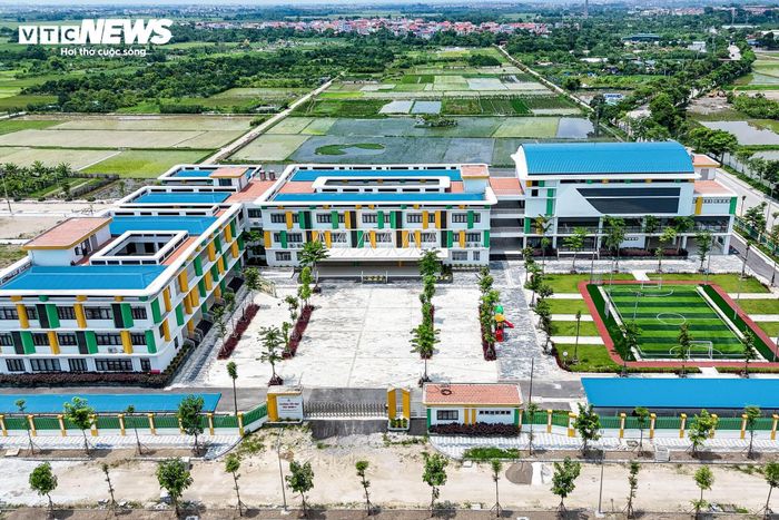 Hình ảnh Trường Tiểu học Việt Hùng 2 được xây dựng trên một khu đất rộng lớn, rất khang trang. 