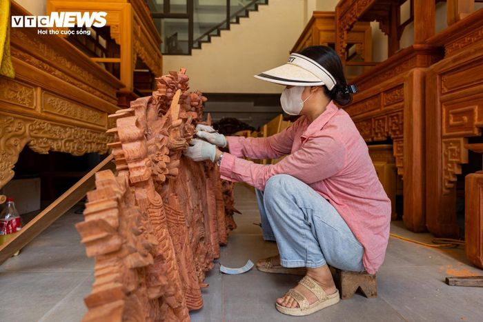 Theo chia sẻ của chị Minh Phương (người dân xã Thư Lâm), việc địa phương được lựa chọn thí điểm là cơ hội để phát huy đồng thời các giá trị truyền thống và lợi thế phát triển kinh tế. Chị Phương cho rằng nếu được triển khai hiệu quả, mô hình sẽ tạo điều kiện để làng nghề mộc mỹ nghệ tiếp tục được bảo tồn, mở rộng sản xuất, nâng cao thu nhập cho người dân, đồng thời giữ gìn bản sắc văn hóa của địa phương.