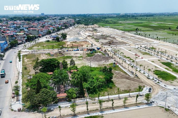 Trên địa bàn có Khu đô thị đa mục tiêu, Khu đô thị mới Liên Hà, Khu công nghiệp Đông Anh, các cụm công nghiệp, nhà ở xã hội cùng nhiều dự án giao thông quan trọng như đường Vành đai 3, tuyến đường sắt Lào Cai - Hà Nội - Hải Phòng, tuyến kết nối sân bay Gia Bình và các trục giao thông liên vùng.