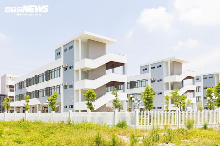 Ngoài lợi thế về vị trí và hạ tầng, Phúc Thịnh hiện có hàng nghìn doanh nghiệp và hộ kinh doanh hoạt động, cùng hệ thống trường học, cơ sở y tế, thiết chế văn hóa được đầu tư từng bước đồng bộ. Địa phương cũng sở hữu nhiều di tích lịch sử và các giá trị văn hóa truyền thống. (Trong ảnh là trường THPT Phúc Thịnh với trang thiết bị hiện đại, không gian xung quanh rộng rãi, thoáng mát)