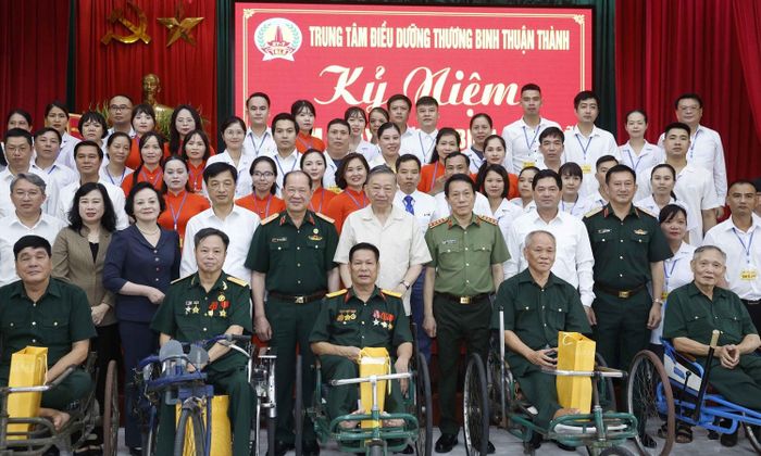 Tổng Bí thư, Chủ tịch nước Tô Lâm và đại biểu với cán bộ và thương binh, bệnh binh tại Trung tâm Điều dưỡng thương binh Thuận Thành. (Ảnh: TTXVN)