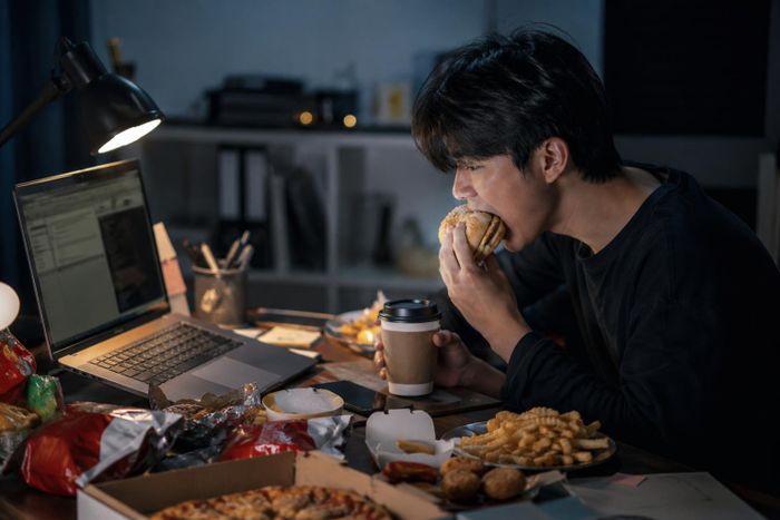 Người trẻ đang tích lũy nguy cơ bệnh tật từ thói quen ăn uống thiếu khoa học (Ảnh minh họa)