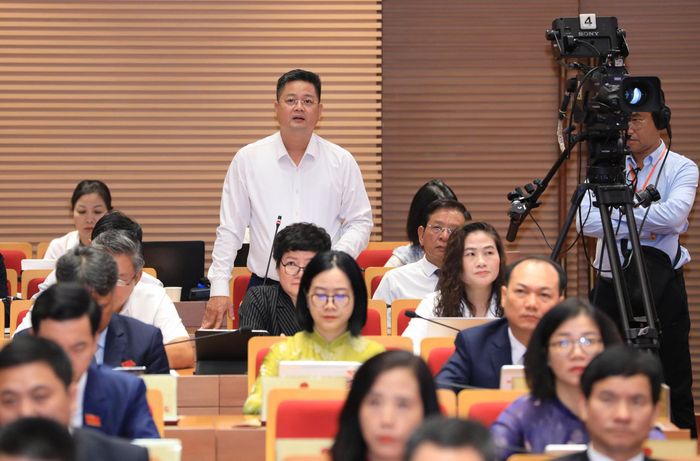 Ông Vũ Quốc Hưng trả lời chất vấn.