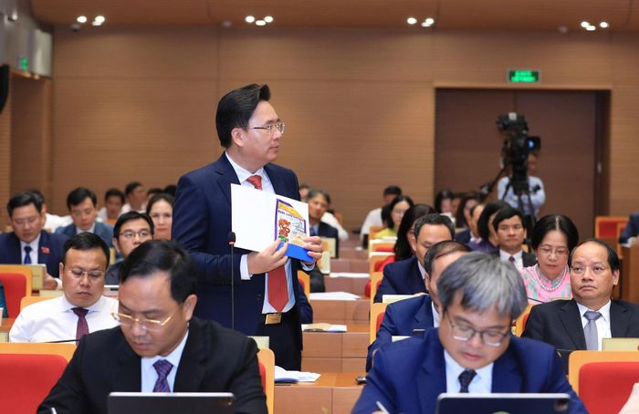 Đại biểu Nguyễn Văn Thường cầm theo vỏ thuốc bảo vệ thực vật chất vấn tại hội trường.