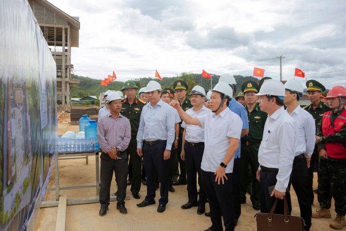 Bên cạnh việc hoàn thiện cơ sở vật chất, Phó Thủ tướng đề nghị TP Huế chủ động xây dựng phương án tuyển sinh, bố trí đội ngũ cán bộ quản lý, giáo viên và nhân viên phù hợp. (Ảnh: Ngọc Minh)
