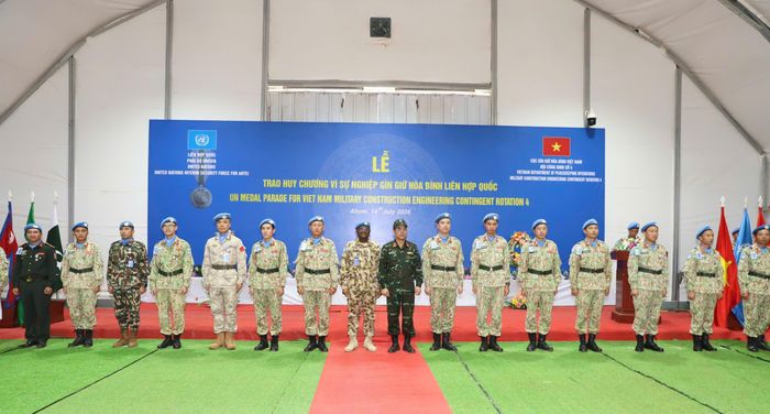 Các chiến sĩ mũ nồi xanh Việt Nam vinh dự đón nhận phần thưởng cao quý của Liên hợp quốc. (Ảnh: Văn Quyết, Thế Vững)