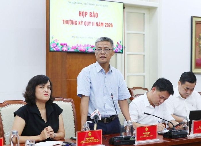 Ông Phạm Thanh Tùng, Phó trưởng Phòng Quản lý và Hợp tác quốc tế về Quyền tác giả, Quyền liên quan, Cục Bản quyền tác giả phát biểu tại họp báo sáng 15/7. (Ảnh: Trần Huấn)