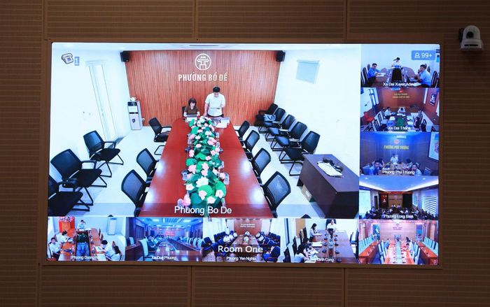 Đại diện lãnh đạo UBND phường Bồ Đề trả lời tại điểm cầu phường Bồ Đề. 